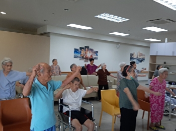 This morning at the Institute for the
Promotion and Development of Health for
Aging Society Suan Sunandha Rajabhat
University take the elderly to exercise