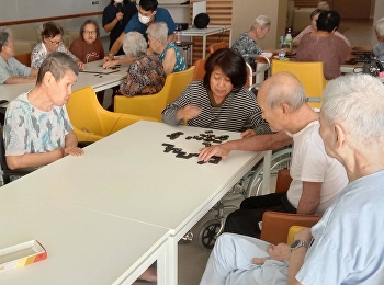 Fun Friday, take us to do recreational
activities: playing dominoes