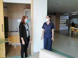 The director visited the staff and the
elderly at the hospital for the elderly