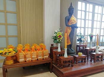 Buddhist merit-making ceremony bathing
Buddha images Pouring water on blessings
for the elderly and executives