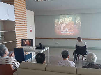 Today's morning activity led the elderly
to pray and pay homage to the Buddha
image