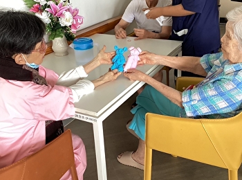 Today's afternoon activities Invite the
elderly to fold clothes into teddy
bears.