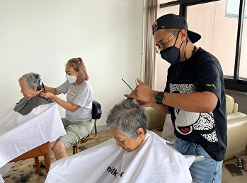 Davin Salon comes to provide free
haircuts for seniors at the institution.